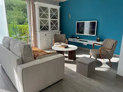 Télévision ou salle de divertissement dans l'établissement Maison bord de mer, plage 160m