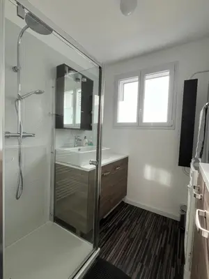 Salle de bains dans l'établissement Maison bord de mer, plage 160m