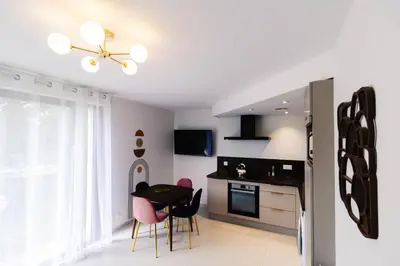 Cuisine ou kitchenette dans l'établissement Au jardin Ginkgo