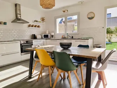 Cuisine ou kitchenette dans l'établissement Maison moderne proche plage Morgat