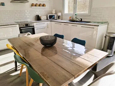 Cuisine ou kitchenette dans l'établissement Maison moderne proche plage Morgat