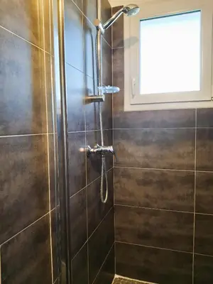 Salle de bains dans l'établissement Maison moderne proche plage Morgat