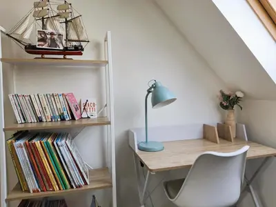 Bibliothèque dans la maison de vacances