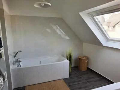 Salle de bains dans l'établissement Maison moderne proche plage Morgat