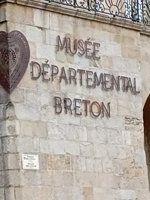 Certificat, récompense, panneau ou autre document affiché dans l'établissement Escapade Romantique sous les toits de Kéréon - Centre Historique, rue piétonne