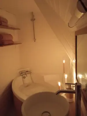 Salle de bains dans l'établissement Escapade Romantique sous les toits de Kéréon - Centre Historique, rue piétonne