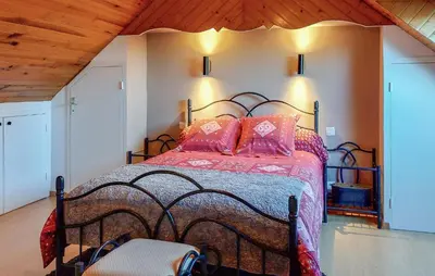 Un ou plusieurs lits dans un hébergement de l'établissement Gorgeous Home In Saint Pabu With Wifi