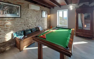 Billard dans l'établissement Gorgeous Home In Saint Pabu With Wifi