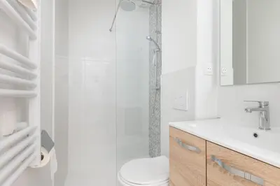 Salle de bains dans l'établissement STUDIOS cosy au centre-ville quartier Jaurès et Saint-Martin