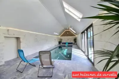 Piscine de l'établissement Gîte familiale Piscine intérieure privée chauffée,spa, boulodrome et baby-foot ou située à proximité