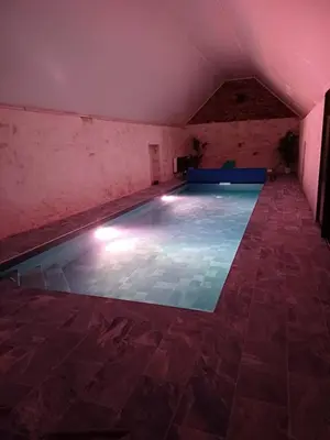 Piscine de l'établissement Gîte familiale Piscine intérieure privée chauffée,spa, boulodrome et baby-foot ou située à proximité