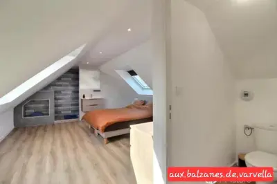 Un ou plusieurs lits dans un hébergement de l'établissement Gîte familiale Piscine intérieure privée chauffée,spa, boulodrome et baby-foot