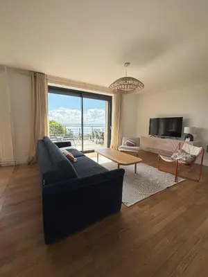 Télévision ou salle de divertissement dans l'établissement maison vue mer avec terrasse