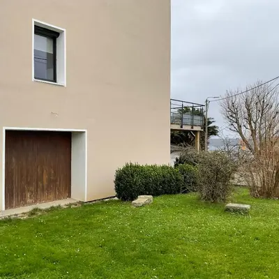 Jardin de l'établissement maison vue mer avec terrasse