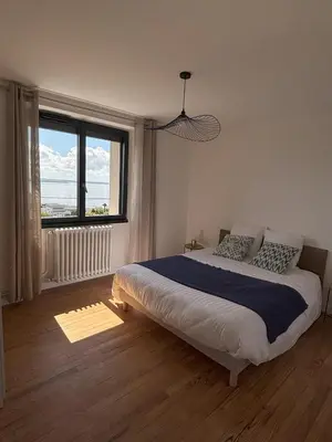 Un ou plusieurs lits dans un hébergement de l'établissement maison vue mer avec terrasse