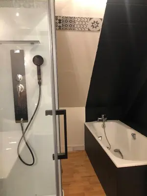 Salle de bains dans l'établissement L'appartement du Conte Even