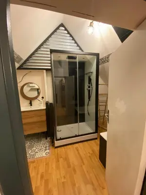 Salle de bains dans l'établissement L'appartement du Conte Even