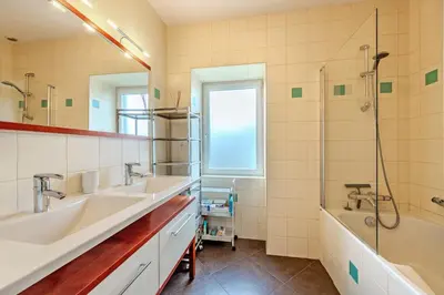 Salle de bains dans l'établissement Kalonenn Plougastel - Maison 7p au centre-ville