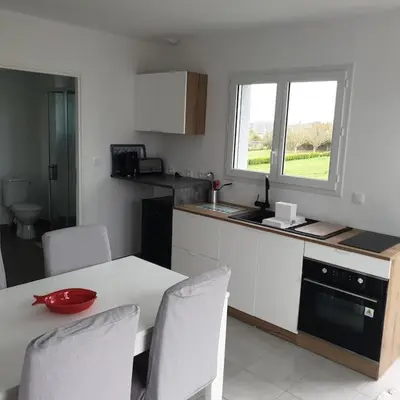 Cuisine ou kitchenette dans l'établissement Gîte à 400m de la mer