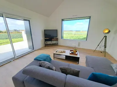 Télévision ou salle de divertissement dans l'établissement Holiday Home in Brittany with Sea View
