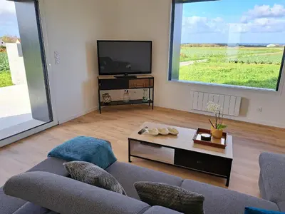 Télévision ou salle de divertissement dans l'établissement Holiday Home in Brittany with Sea View