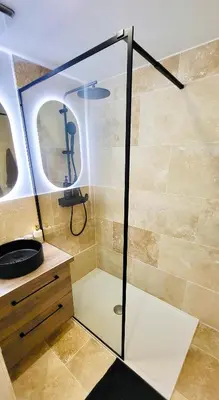 Salle de bains dans l'établissement - LA SUITE DELOS - JACUZZI 2 PLACES - CENTRE VILLE A PIED - LIT QUEEN SIZE - PARKING PRIVÉE - WIFI - City Center within walking distance -