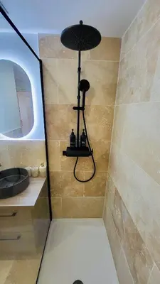 Salle de bains dans l'établissement - LA SUITE DELOS - JACUZZI 2 PLACES - CENTRE VILLE A PIED - LIT QUEEN SIZE - PARKING PRIVÉE - WIFI - City Center within walking distance -