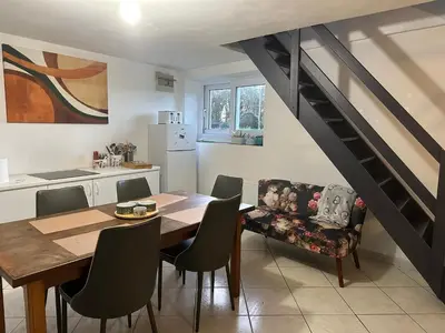Coin salon dans l'établissement Petite maison sur ferme 5min de la plage idéal professionnel