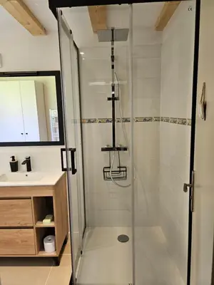 Salle de bains dans l'établissement Havre de paix Morgat - 1000 m Front de Mer