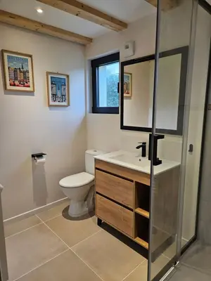 Salle de bains dans l'établissement Havre de paix Morgat - 1000 m Front de Mer