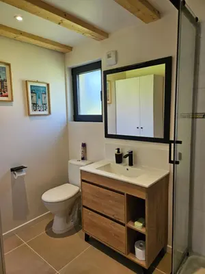 Salle de bains dans l'établissement Havre de paix Morgat - 1000 m Front de Mer