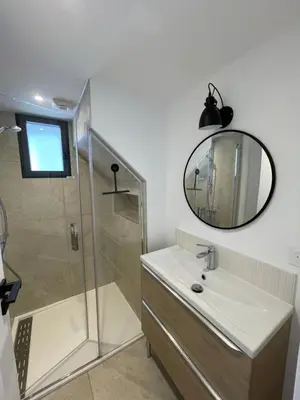 Salle de bains dans l'établissement Nouveauté Ty Cosquer Maison de vacances proche plages