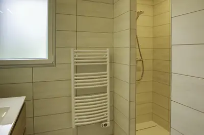 Salle de bains dans l'établissement Ty Bernhel - Fort Cézon