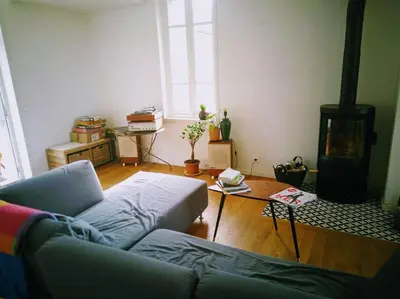 Coin salon dans l'établissement Bel appartement vue sur mer à Primel Trégastel