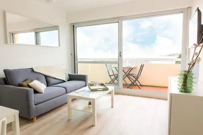 Coin salon dans l'établissement Appartement pour 4 avec vue sur mer, Benodet