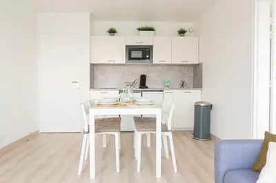 Cuisine ou kitchenette dans l'établissement Appartement pour 4 avec vue sur mer, Benodet