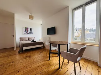 Télévision ou salle de divertissement dans l'établissement Résidence des Quais - Centre ville - Wifi - Netflix