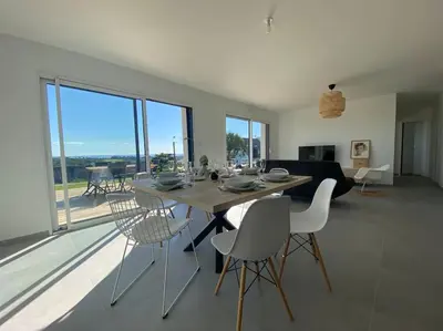 Coin salon dans l'établissement Maison neuve vue panoramique sur la mer 6 pers à Crozon