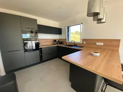 Cuisine ou kitchenette dans l'établissement Maison neuve vue panoramique sur la mer 6 pers à Crozon