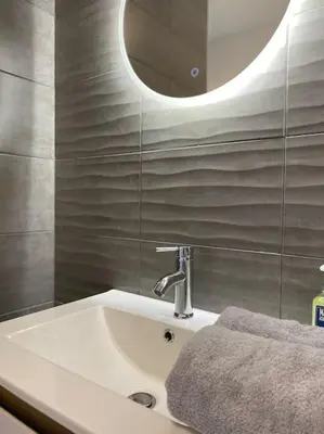 Salle de bains dans l'établissement Maison neuve vue panoramique sur la mer 6 pers à Crozon