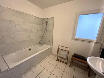 Salle de bains dans l'établissement Apartment in Carantec near Sandy Beaches