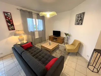 Télévision ou salle de divertissement dans l'établissement Apartment in Carantec near Sandy Beaches