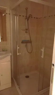 Salle de bains dans l'établissement Maison charmante à Botsorhel avec jardin clôturé de 31 m²