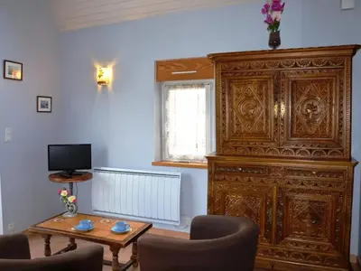 Télévision ou salle de divertissement dans l'établissement Maison charmante à Botsorhel avec jardin clôturé de 31 m²