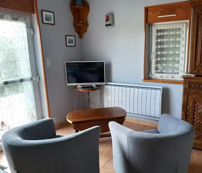 Télévision ou salle de divertissement dans l'établissement Maison charmante à Botsorhel avec jardin clôturé de 31 m²