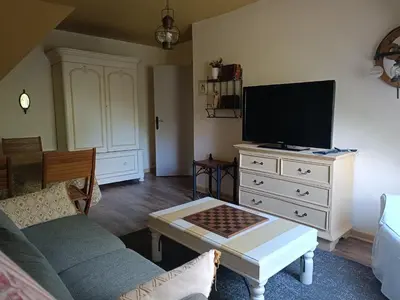 Télévision ou salle de divertissement dans l'établissement Maison dans un environnement boisé très calme