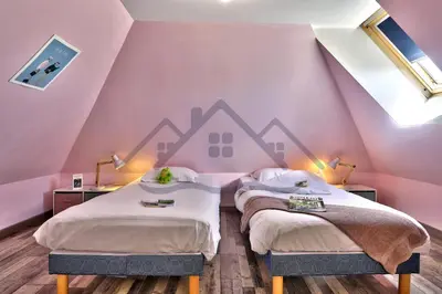 Un ou plusieurs lits dans un hébergement de l'établissement LocaLise - M26B - Les Belles Âmes - Maison rénovée avec jardin entièrement clos - place de parking sur le terrain - wifi inclus - draps inclus - animaux bienvenus