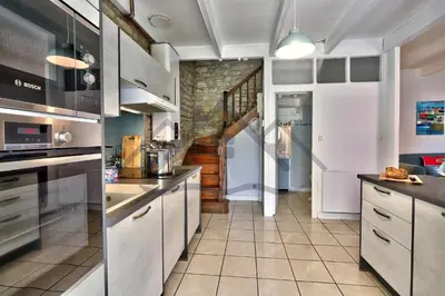 Cuisine ou kitchenette dans l'établissement LocaLise - M26B - Les Belles Âmes - Maison rénovée avec jardin entièrement clos - place de parking sur le terrain - wifi inclus - draps inclus - animaux bienvenus
