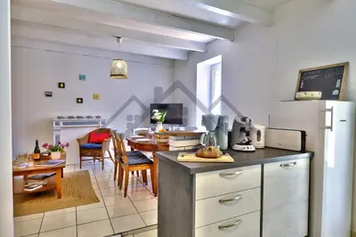 Cuisine ou kitchenette dans l'établissement LocaLise - M26B - Les Belles Âmes - Maison rénovée avec jardin entièrement clos - place de parking sur le terrain - wifi inclus - draps inclus - animaux bienvenus