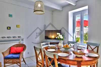 Coin salon dans l'établissement LocaLise - M26B - Les Belles Âmes - Maison rénovée avec jardin entièrement clos - place de parking sur le terrain - wifi inclus - draps inclus - animaux bienvenus
